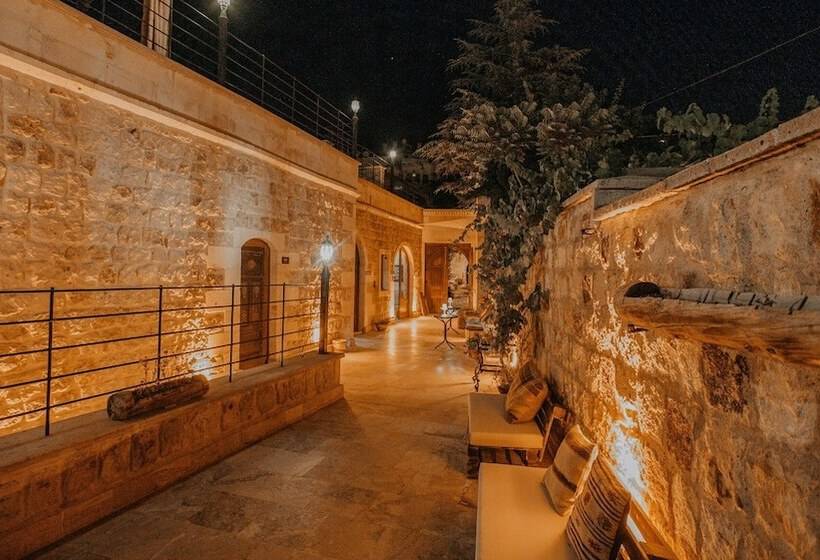 هتل Serenus Cave Suites