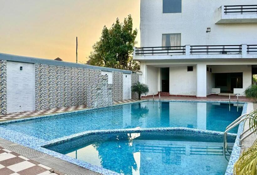 Отель Sumedha G Village Resort And Spa