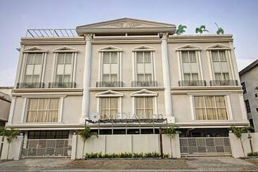 هتل Treebo Premium Median Inn