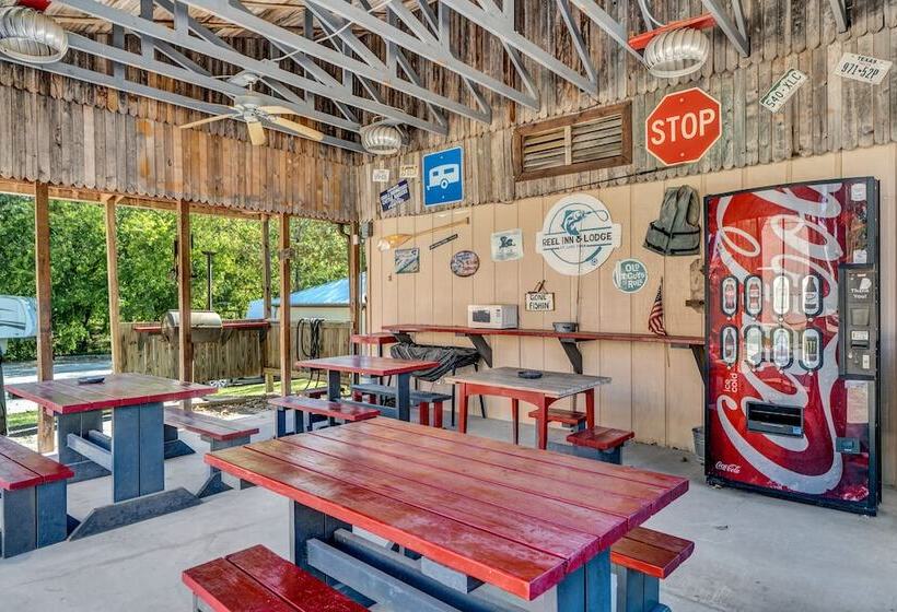 모텔 Reel Inn And Lodge