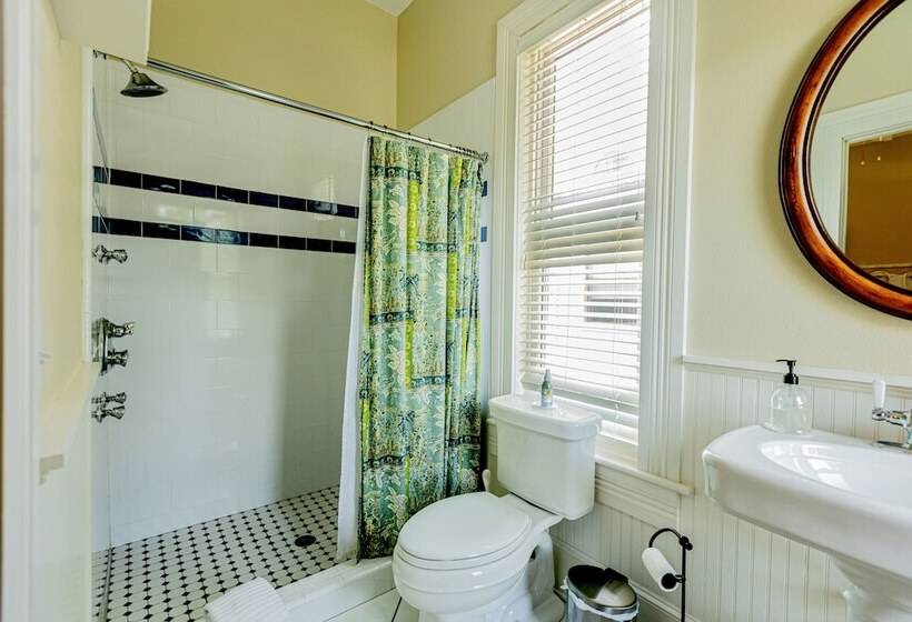 צימר Lady Clare Room At Camellia Rose Inn Downtown
