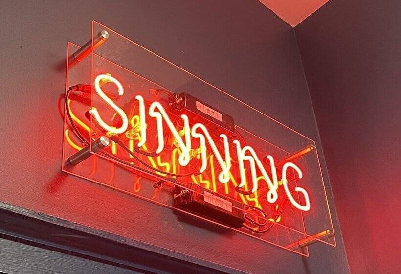 هتل Chateau Denmark London