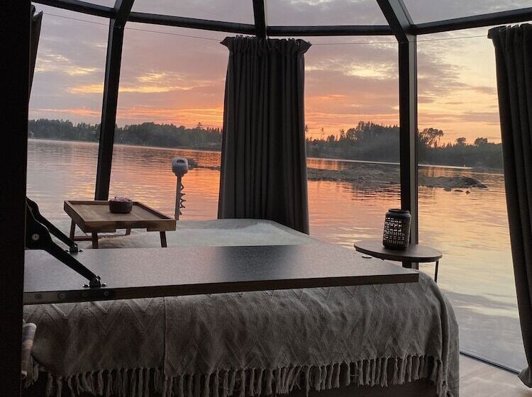 بنسيون Yggdrasil Igloo Water Huts