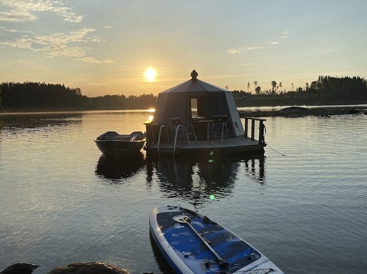 بنسيون Yggdrasil Igloo Water Huts