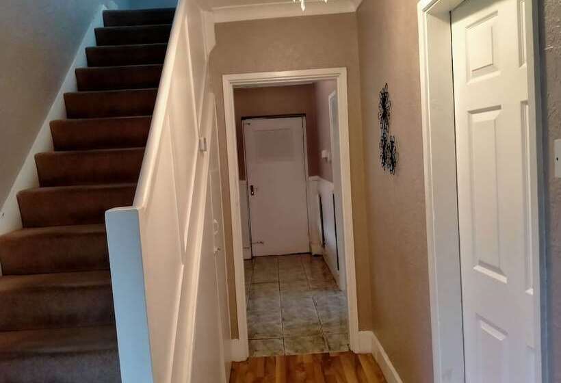 اقامتگاه The Nest, An Immaculate 3 Bed House In Walsall