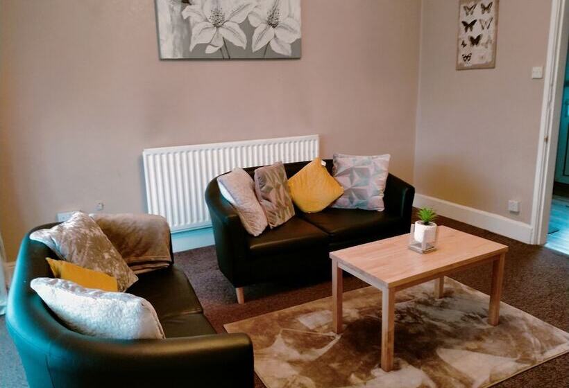 اقامتگاه The Nest, An Immaculate 3 Bed House In Walsall