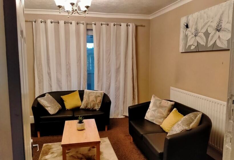 اقامتگاه The Nest, An Immaculate 3 Bed House In Walsall