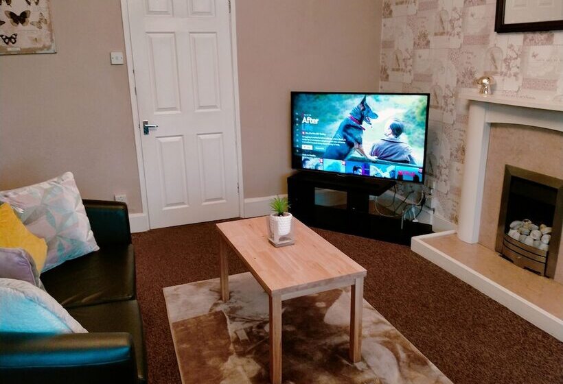 اقامتگاه The Nest, An Immaculate 3 Bed House In Walsall