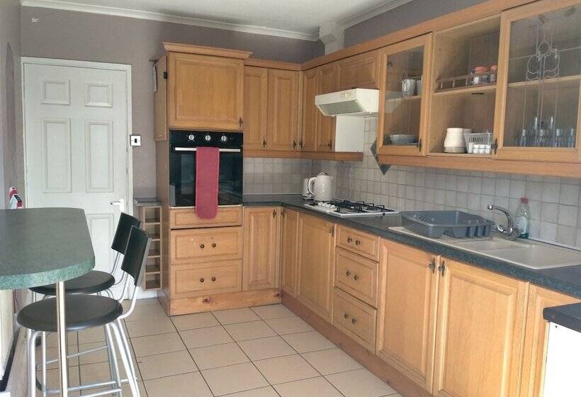 اقامتگاه The Nest, An Immaculate 3 Bed House In Walsall