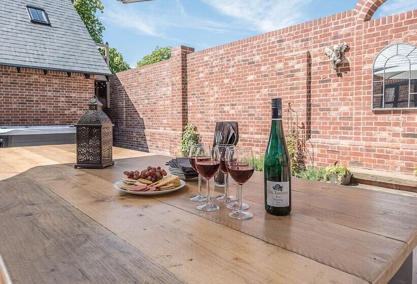 Chapel Cottage, Pond Hall Farm, Hadleigh