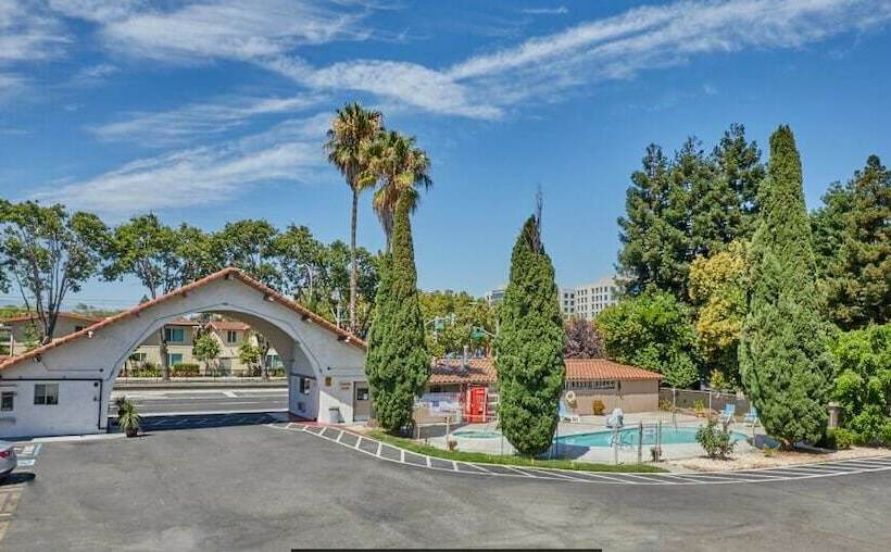 هتل Super 8 By Wyndham San Jose Airport