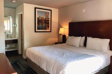 هتل Super 8 By Wyndham San Jose Airport