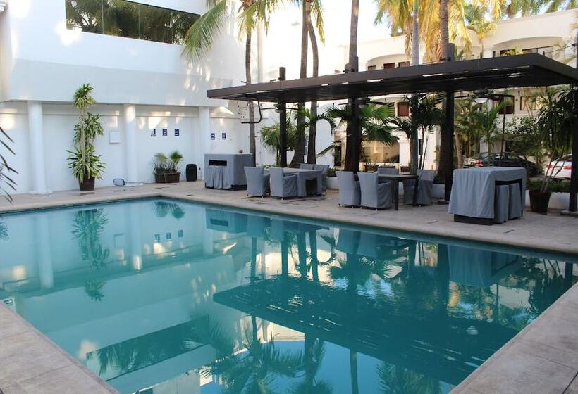 هتل Wyndham Garden Los Mochis Plaza Inn