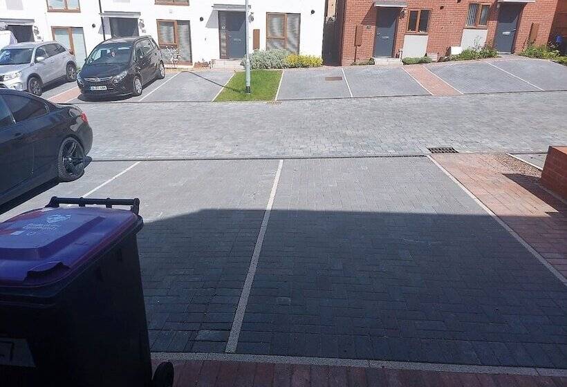펜션 Room In Guest Room   Double Room, Full Kitchen, Smart Tv, Shared Bathroom In 3 Bed Home