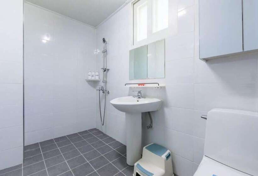 پانسیون Geoje Memory Kids Pool Villa