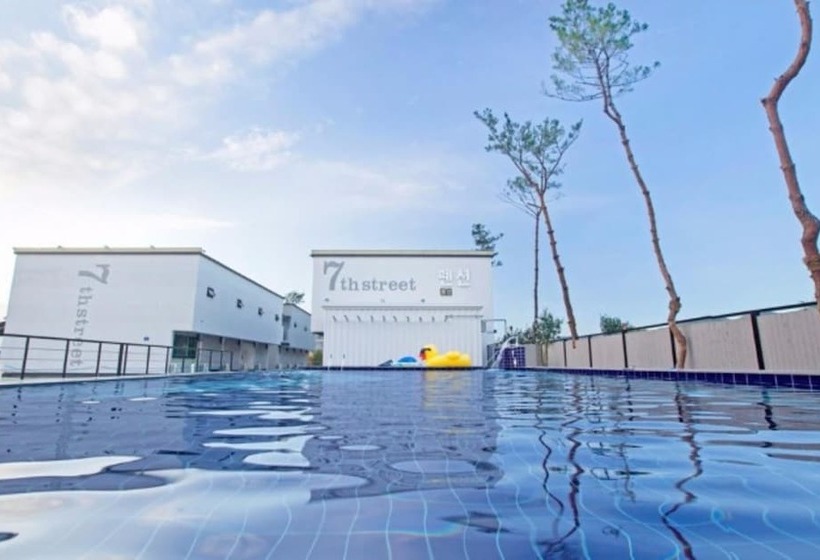 پانسیون Gyeongju Seventh Avenue Pool Villa