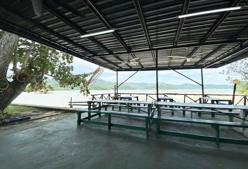 پانسیون Oyo Home 90319 Ambong Bay Resthouse Homes