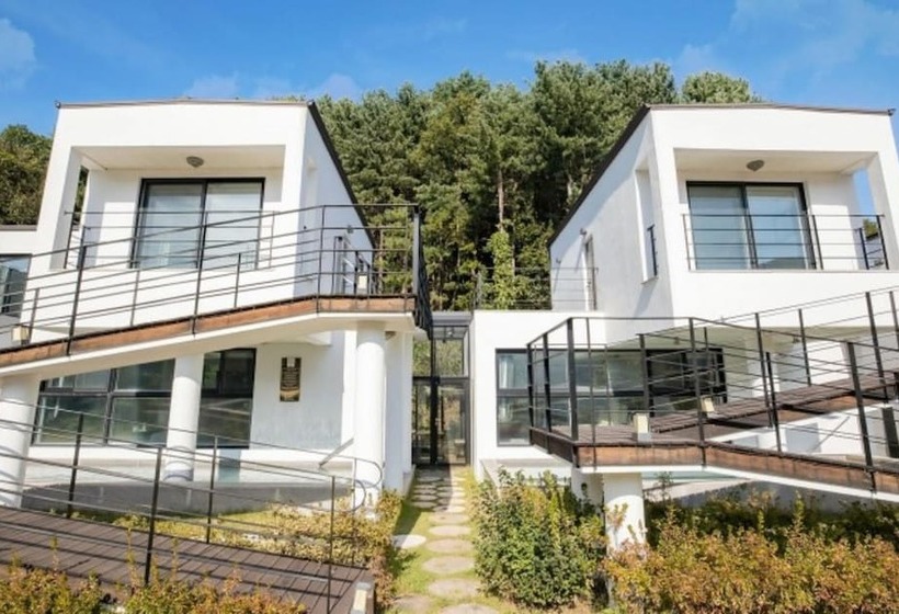 פנסיון Gapyeong High Palace Pool Villa