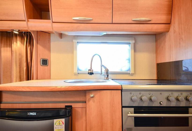 Пансион Pocheon Haeoreum Glamping Caravan