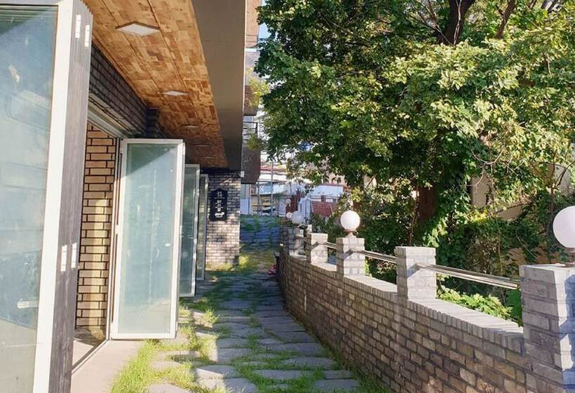 Пансион Tongyeong Sarang Hostel