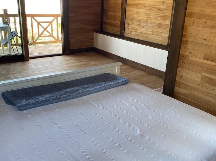 住所  Cedar 1 Bed House With Stunning Views