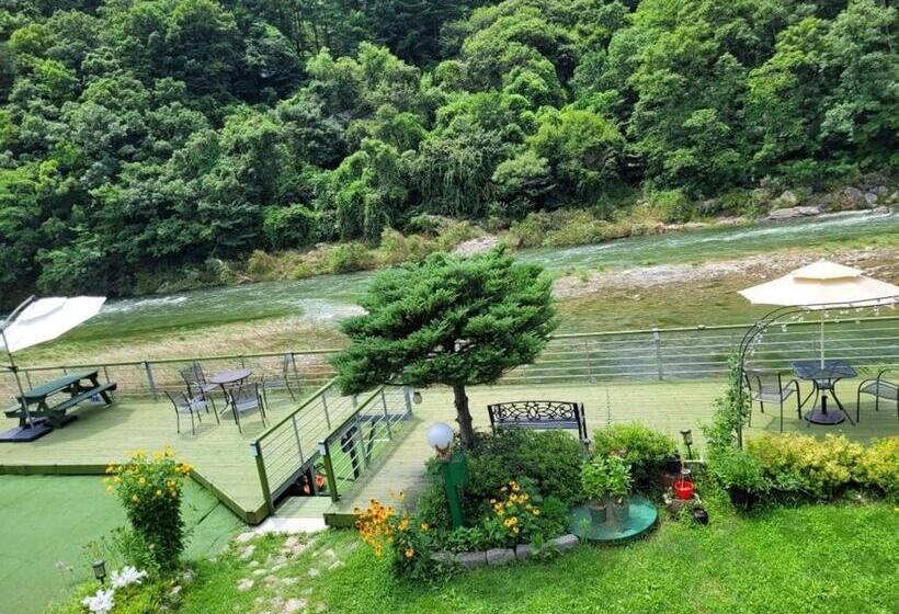 Gapyeong Chorok Jeongwon Gyegok Dokchae Pension