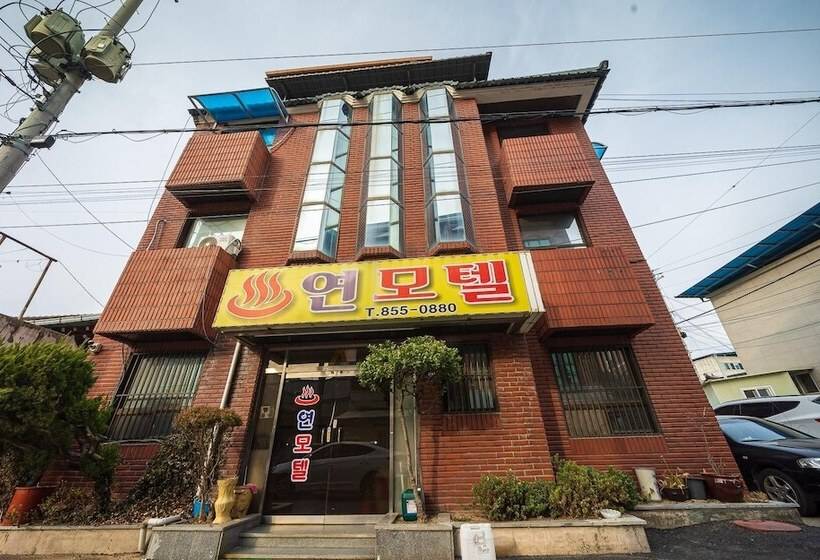 فندق على الطريق Andong Yeon
