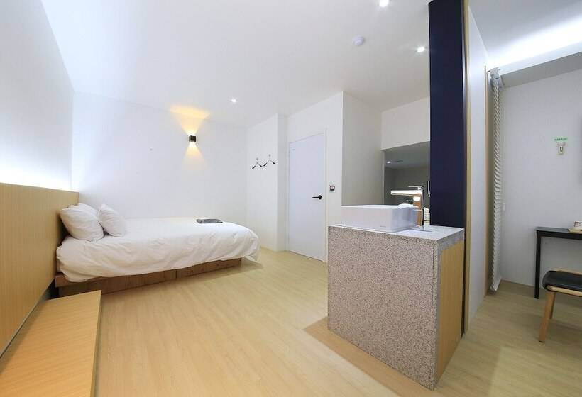 מוטל Indeokwon Brownstone