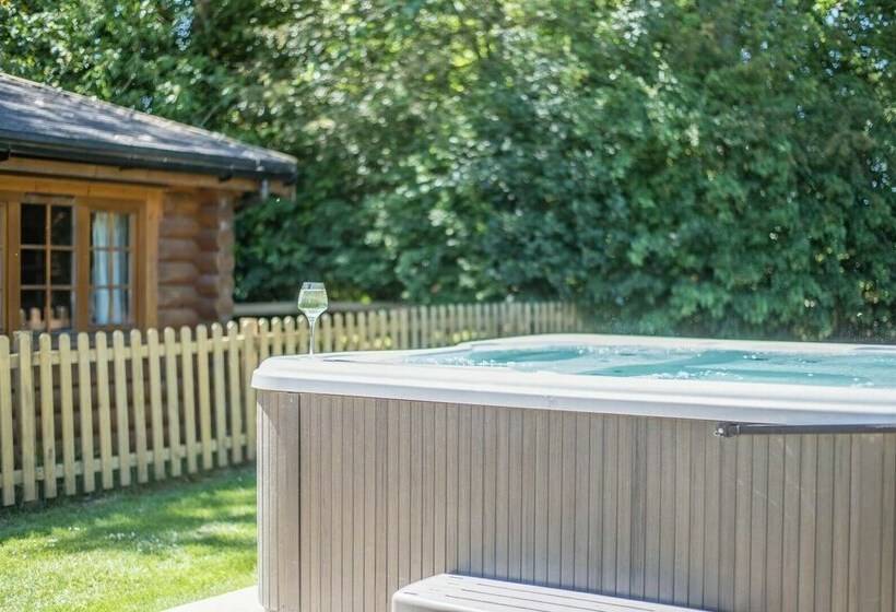 Oak Lodge With Hot Tub, Kingfishers