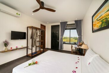 هتل Boat House Riverside Homestay