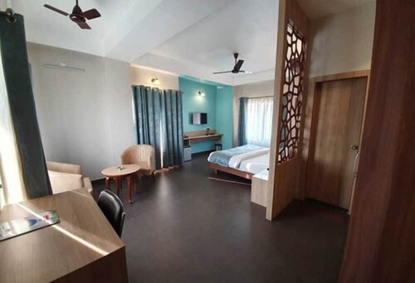 فندق Gulmohar Grand