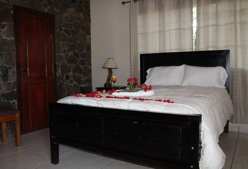 هتل Hostal Doña Consuelo