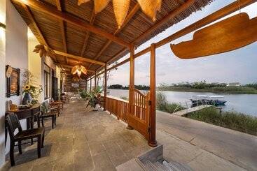 هتل Boat House Riverside Homestay