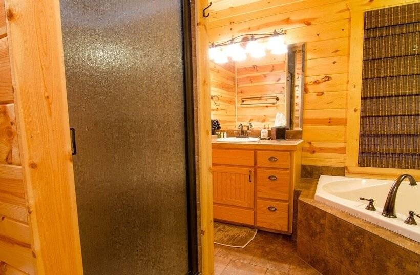 Denali Private Cabin Includes Xbox, Hot Tub, And Stone Pizza Oven By Redawning