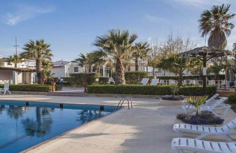 مسافرخانه Kartibubbo Beach Resort