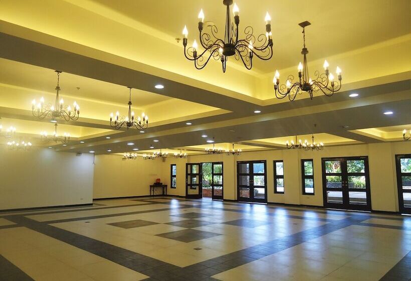 هتل Momarco Forest Cove Resort And
