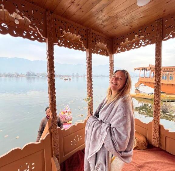 فندق New Kolohai Group Of Houseboats