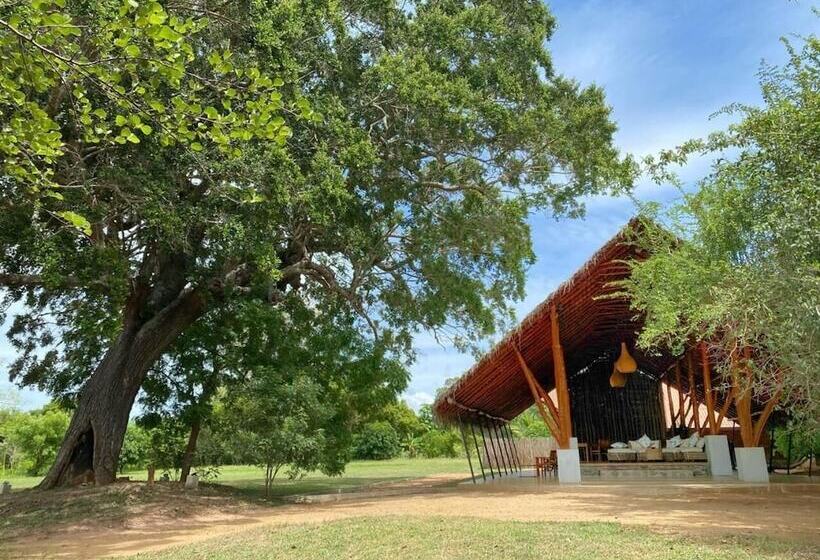 בית מלון כפרי Thamaravila Wilpattu Luxury Tented Villa