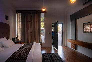 پانسیون Arugambay Resort