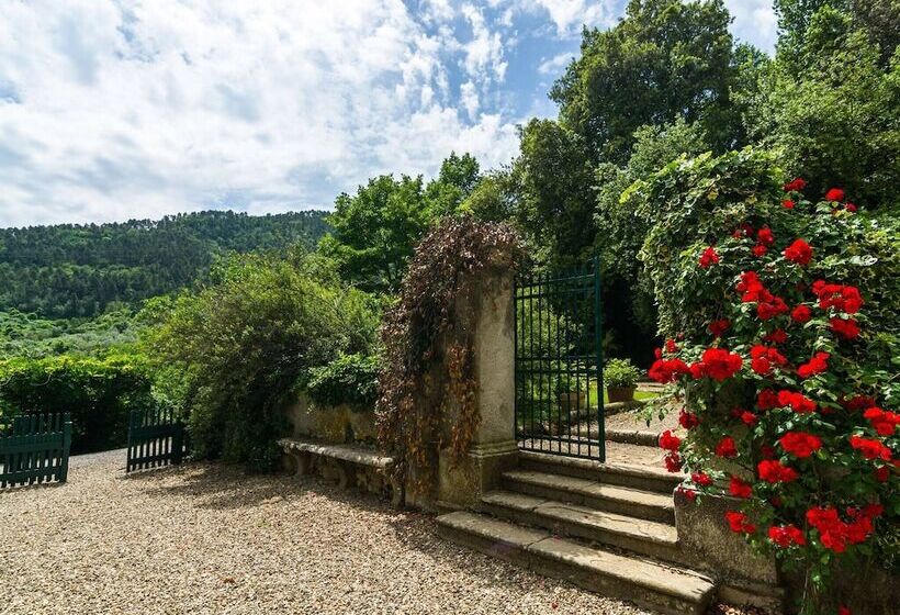 Plush Farmhouse In Bacchereto With Swimming Pool