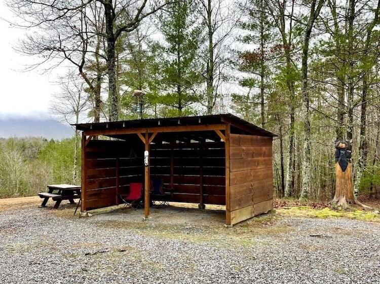 Private And Perfect!   Hot Tub, King Bed, Fireplace   Dog And Motorcycle Friendly Studio Cabin By Re