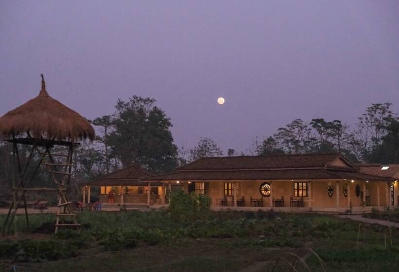 هتل Tharu Community Lodge