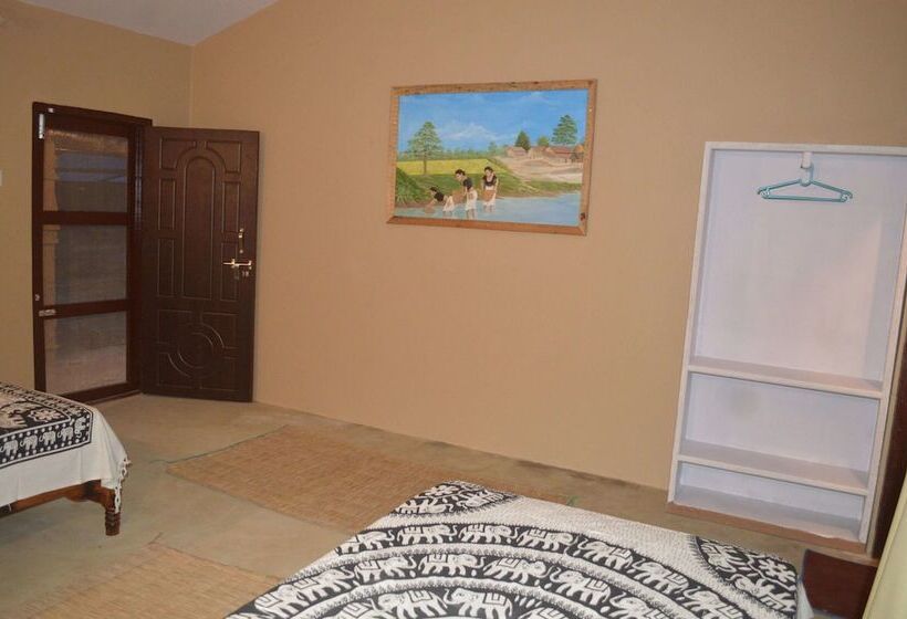هتل Tharu Community Lodge
