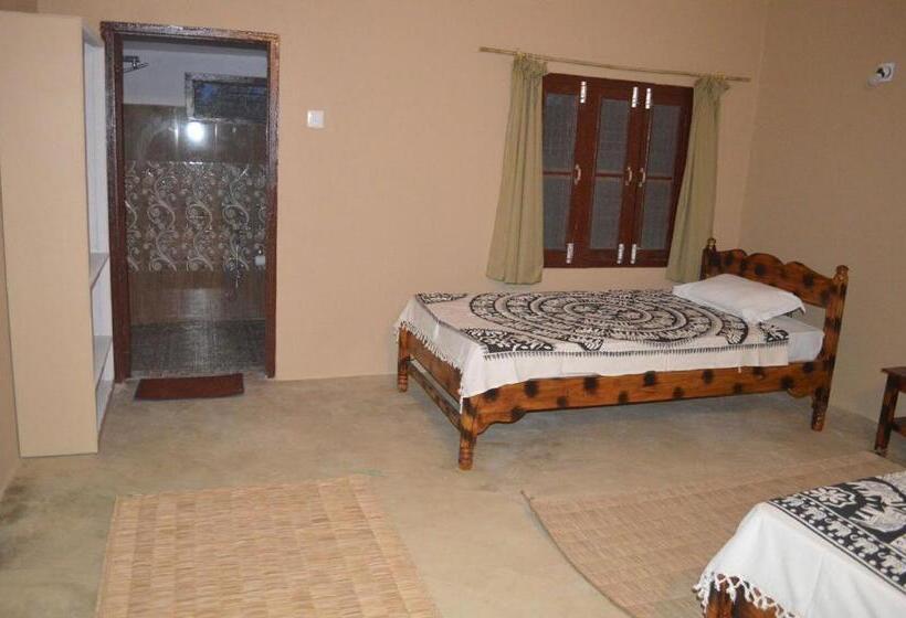 هتل Tharu Community Lodge