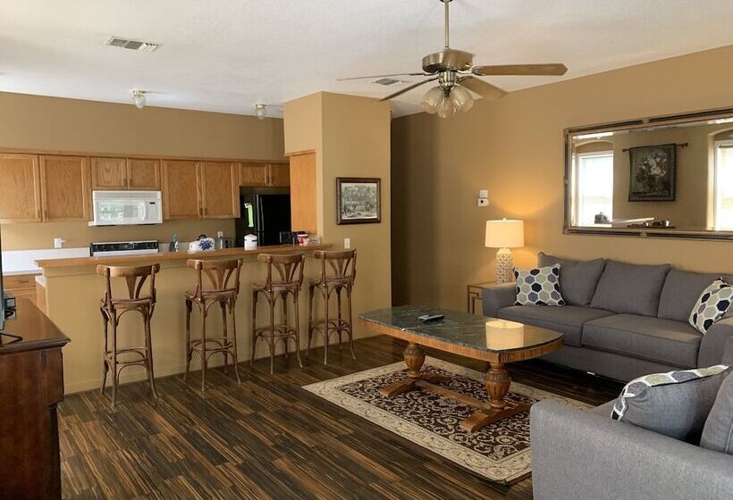 هتل The Schmitz Bed & Breakfast