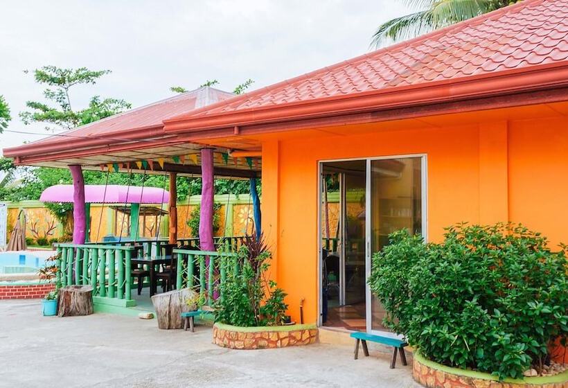 ペンション Reddoorz Plus @ Valencia Bohol