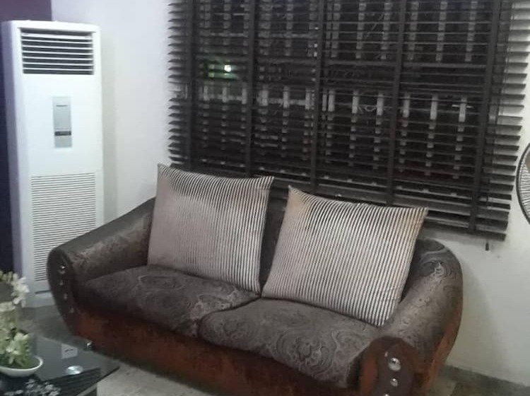 پانسیون The College Court Suites