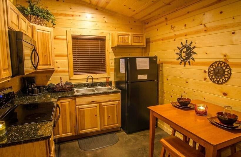 Sunsettin Cabin With Fireplace, Free Wifi, And Parking Onsite By Redawning