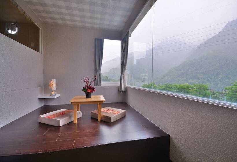 هتل Courier Station