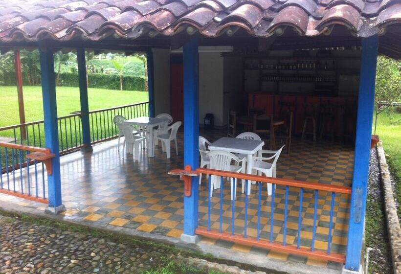 هتل Hostal Los Juanes Hostel